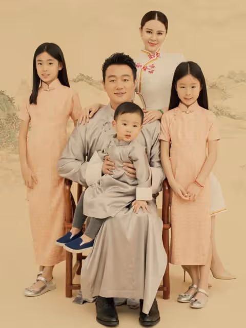 佟大為關悅帶孩子郊外度假,爸爸全程陪兒子挖土有耐心,畫面溫馨