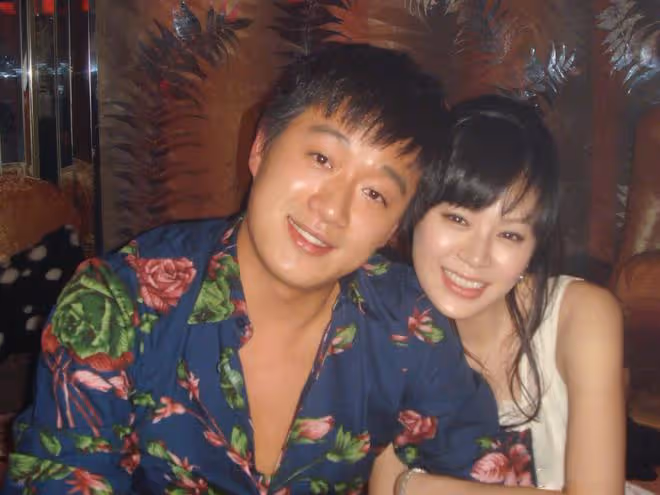 佟大為關悅帶孩子郊外度假,爸爸全程陪兒子挖土有耐心,畫面溫馨