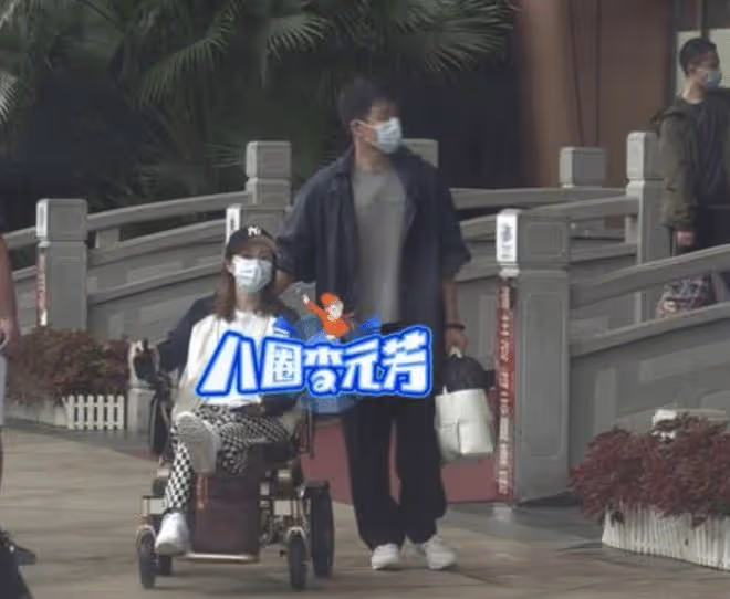 佟大為關悅帶孩子郊外度假,爸爸全程陪兒子挖土有耐心,畫面溫馨