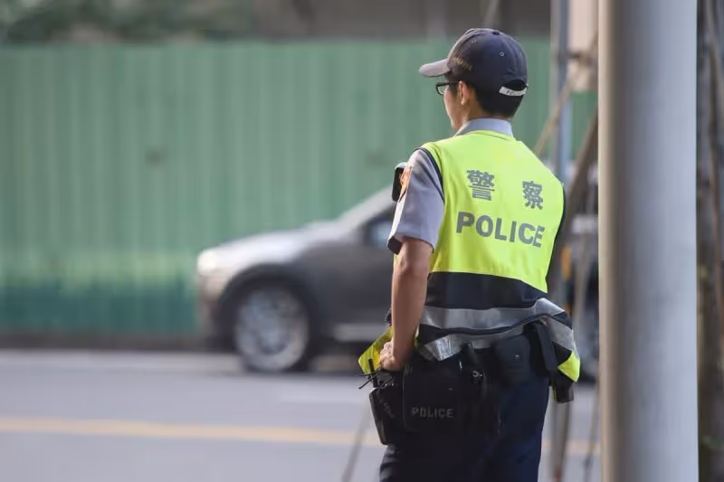 實在太累了!員警坐在餐廳「低著頭瞌睡」,卻見「桌上擺了字條」路人一看瞬間心疼:酸民退散