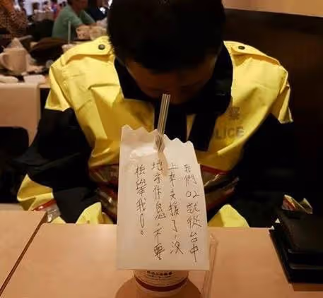 實在太累了!員警坐在餐廳「低著頭瞌睡」,卻見「桌上擺了字條」路人一看瞬間心疼:酸民退散