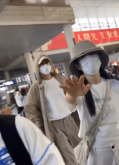 謝娜發聲！對方跟拍擾亂公共秩序導致我們延誤車次，情急出手