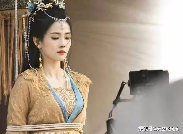 《長月燼明》就算不跳城樓，葉夕霧也會必死無疑！她早就被詛咒了