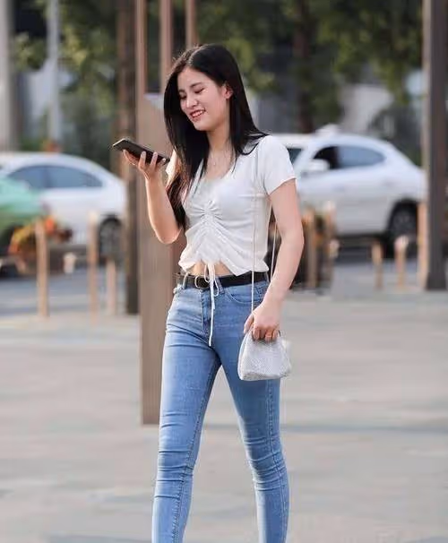 白色抽繩T恤配緊身牛仔褲，時尚潮流，經典百搭