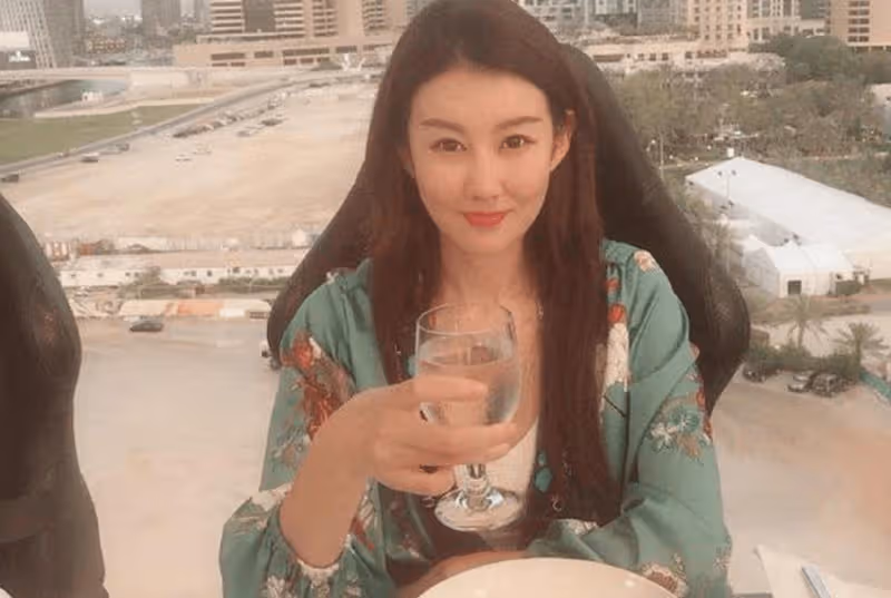 王寶強和女友已分手？生日宴馮清未現身，穿著時尚與帥哥酒吧約會