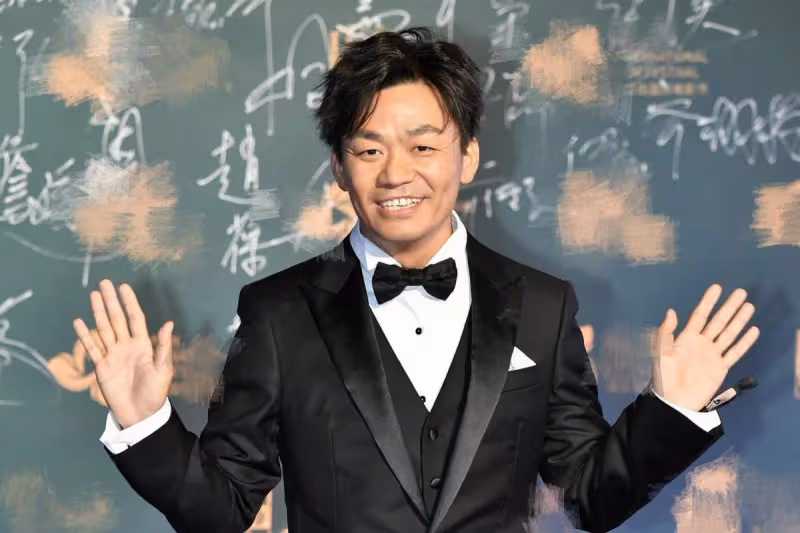 王寶強和女友已分手？生日宴馮清未現身，穿著時尚與帥哥酒吧約會