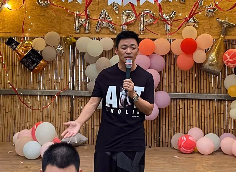 王寶強和女友已分手？生日宴馮清未現身，穿著時尚與帥哥酒吧約會