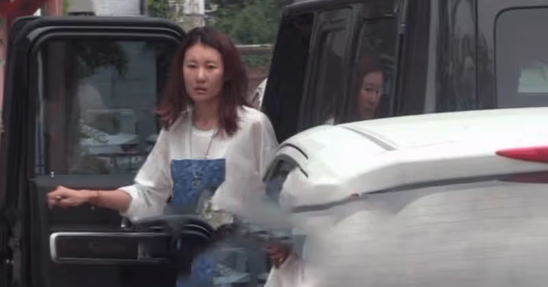 王寶強和女友已分手?生日宴馮清未現身,穿著時尚與帥哥酒吧約會