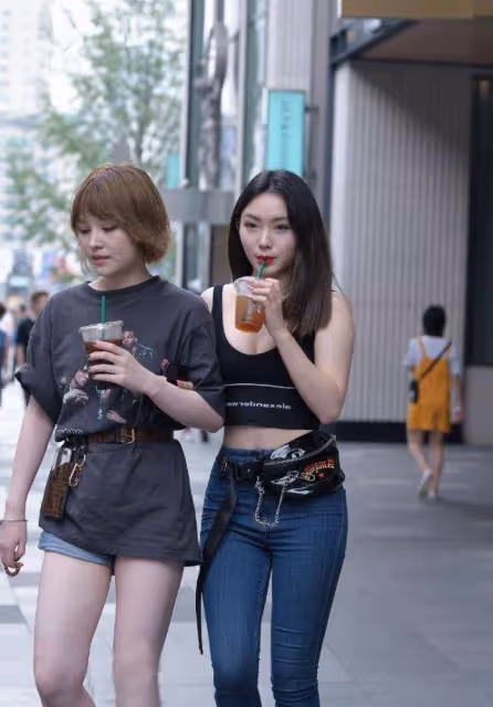 路人街拍，美女黑色小背心搭配深藍色緊身牛仔褲，格外的迷人