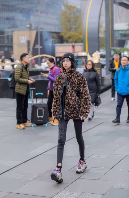 路人街拍，美女黑色小背心搭配深藍色緊身牛仔褲，格外的迷人
