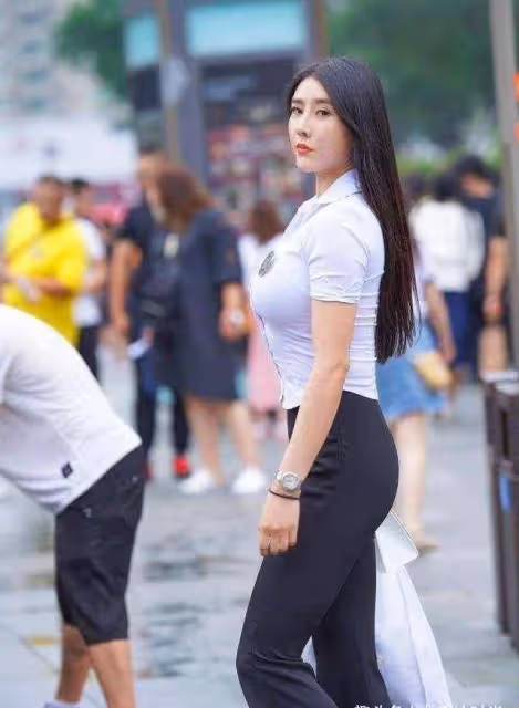 白色緊身襯衫配黑色褲子，時髦大氣顯利落，展現時尚名媛仙女范