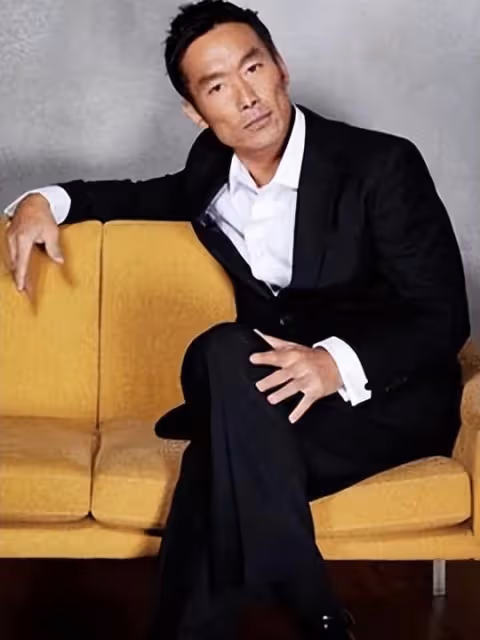 近況憔悴!58歲名港星現身內地平價麵館,二婚太太出軌今人財兩空