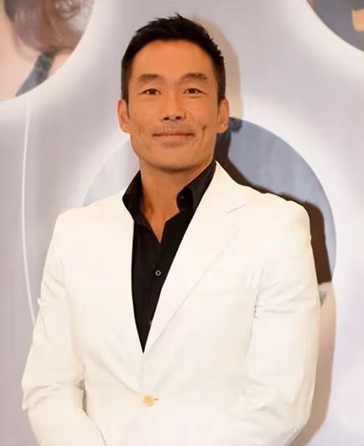 近況憔悴!58歲名港星現身內地平價麵館,二婚太太出軌今人財兩空