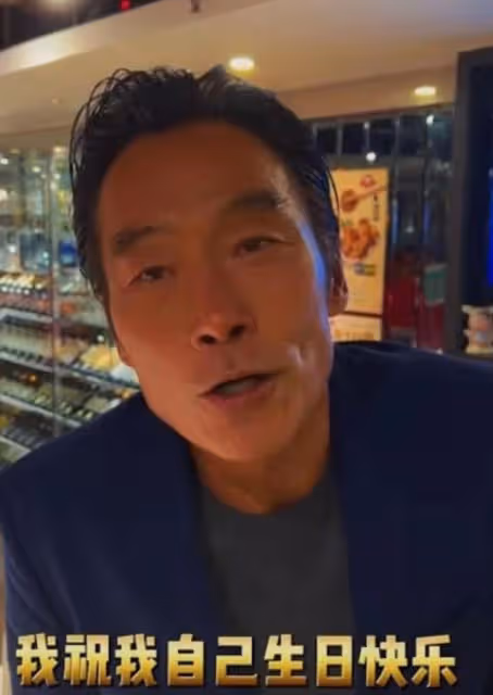 近況憔悴!58歲名港星現身內地平價麵館,二婚太太出軌今人財兩空