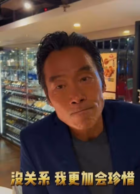 近況憔悴!58歲名港星現身內地平價麵館,二婚太太出軌今人財兩空