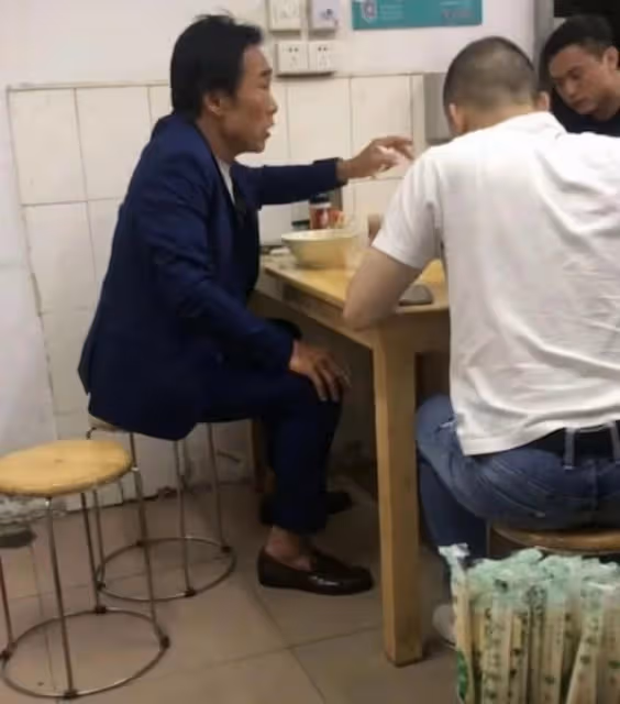 近況憔悴!58歲名港星現身內地平價麵館,二婚太太出軌今人財兩空