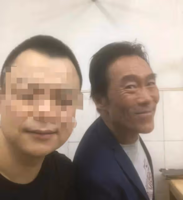 近況憔悴!58歲名港星現身內地平價麵館,二婚太太出軌今人財兩空