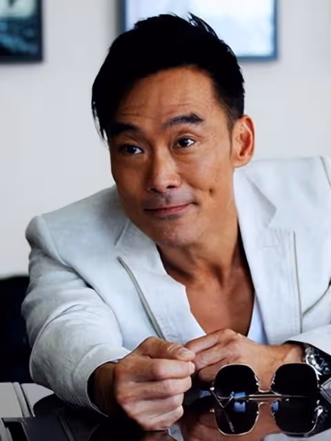 近況憔悴!58歲名港星現身內地平價麵館,二婚太太出軌今人財兩空