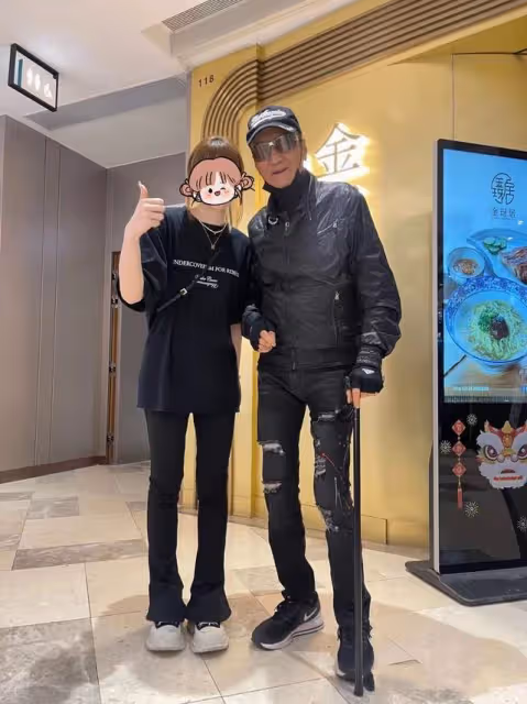 86歲謝賢近況罕曝光，與女粉合影緊盯對方，不服老打扮太時髦