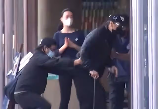 86歲謝賢近況罕曝光，與女粉合影緊盯對方，不服老打扮太時髦