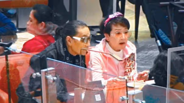 86歲謝賢近況罕曝光,與女粉合影緊盯對方,不服老打扮太時髦