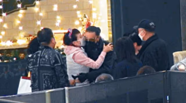 86歲謝賢近況罕曝光,與女粉合影緊盯對方,不服老打扮太時髦