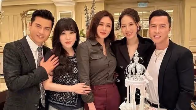 眾富豪為甄子丹愛妻慶生！關之琳好身材太搶鏡，緊摟呂良偉顯親密