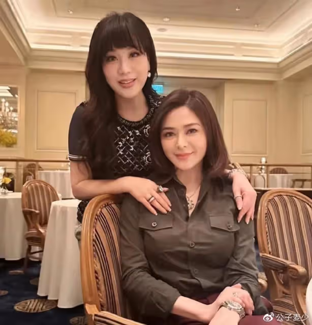 眾富豪為甄子丹愛妻慶生!關之琳好身材太搶鏡,緊摟呂良偉顯親密