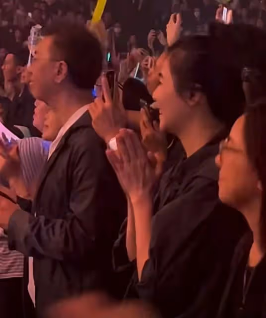 鄭伊健從日本回國開演唱會！蒙嘉慧素顏現身支持，被指發福像路人