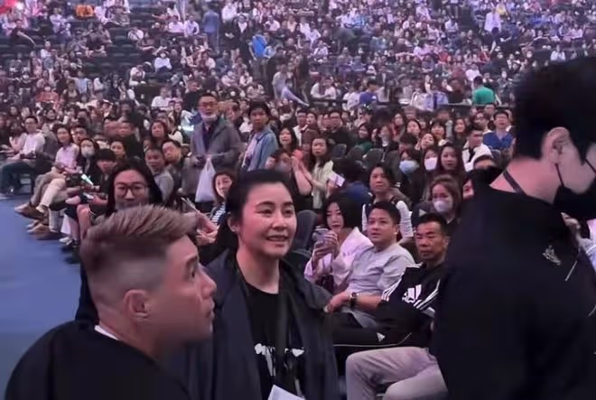 鄭伊健從日本回國開演唱會！蒙嘉慧素顏現身支持，被指發福像路人