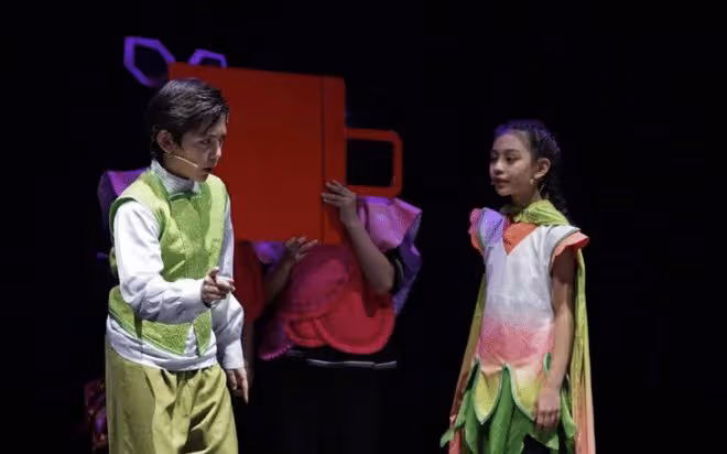 張亮官宣兒子將演話劇飾羅密歐，15歲天天變化大，越來越像爸爸