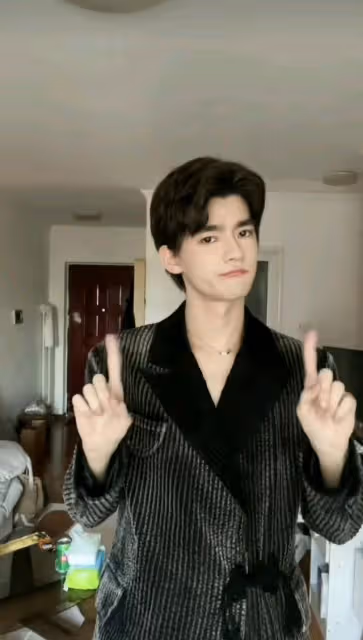 長月燼明姜饒:看著30+實際年齡25,古裝現代裝差別大!