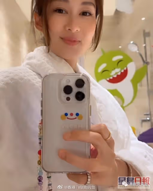 岑麗香帶囝囝去Staycation超香艷!穿浴袍打卡見一物好興奮