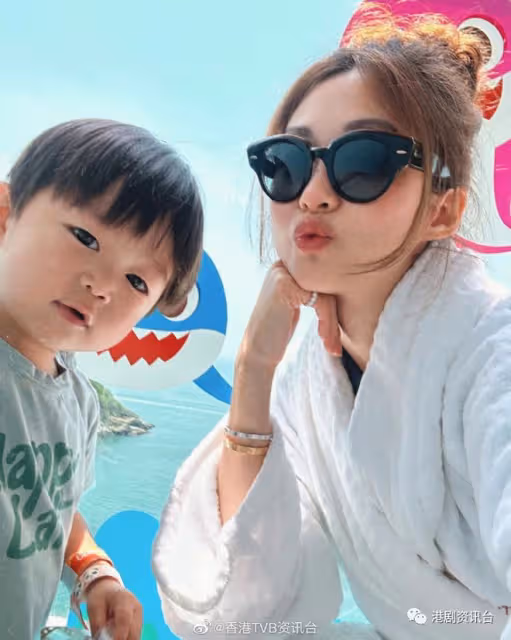 岑麗香帶囝囝去Staycation超香艷!穿浴袍打卡見一物好興奮