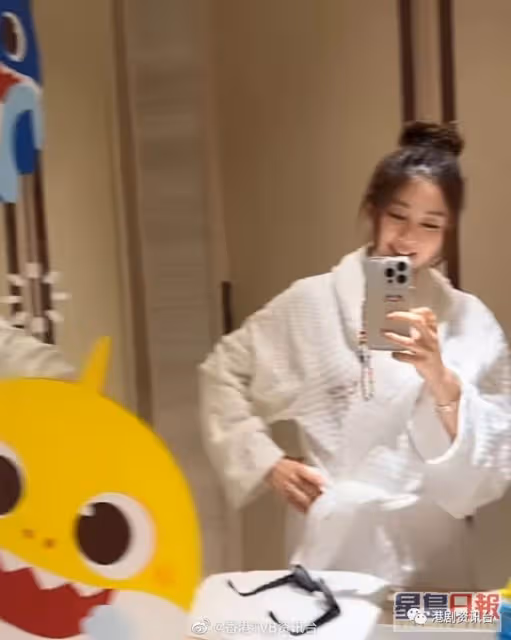 岑麗香帶囝囝去Staycation超香艷!穿浴袍打卡見一物好興奮