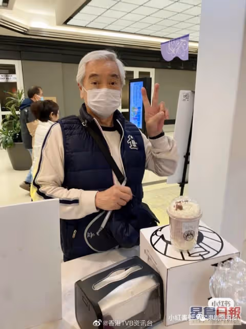 77歲秦沛返加拿大小休被捕獲!一頭白髮煞氣激減變慈祥老人