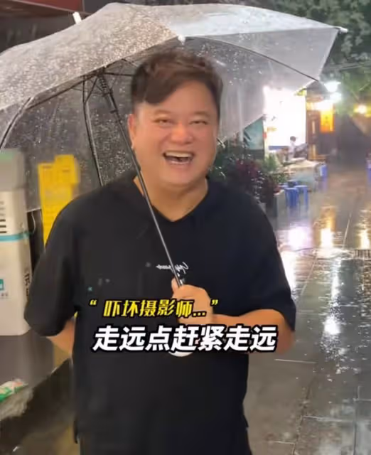 港星陳百祥回內地老家!吃路邊攤被粉絲包圍合影,贊家鄉一日千里