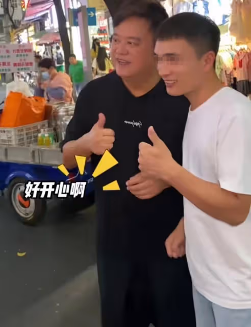 港星陳百祥回內地老家!吃路邊攤被粉絲包圍合影,贊家鄉一日千里