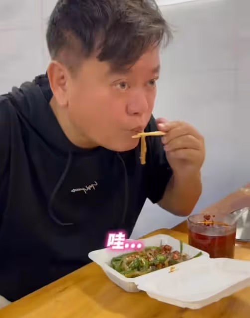 港星陳百祥回內地老家!吃路邊攤被粉絲包圍合影,贊家鄉一日千里