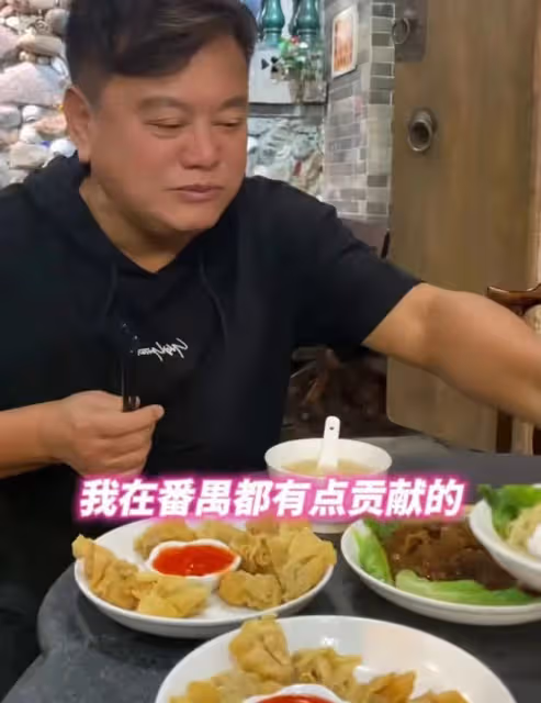 港星陳百祥回內地老家!吃路邊攤被粉絲包圍合影,贊家鄉一日千里