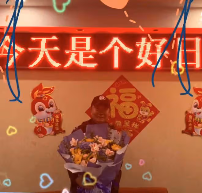 52歲高峰慶生曬全家福！緊摟老婆秀恩愛，懷抱小男孩似那英兒子