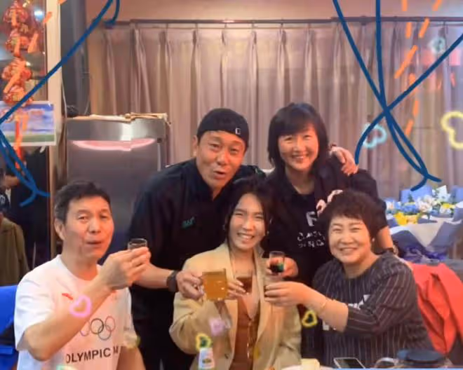 52歲高峰慶生曬全家福！緊摟老婆秀恩愛，懷抱小男孩似那英兒子