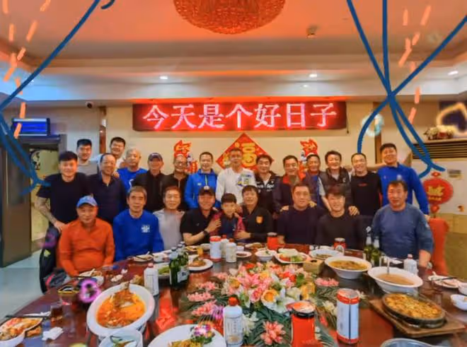 52歲高峰慶生曬全家福！緊摟老婆秀恩愛，懷抱小男孩似那英兒子