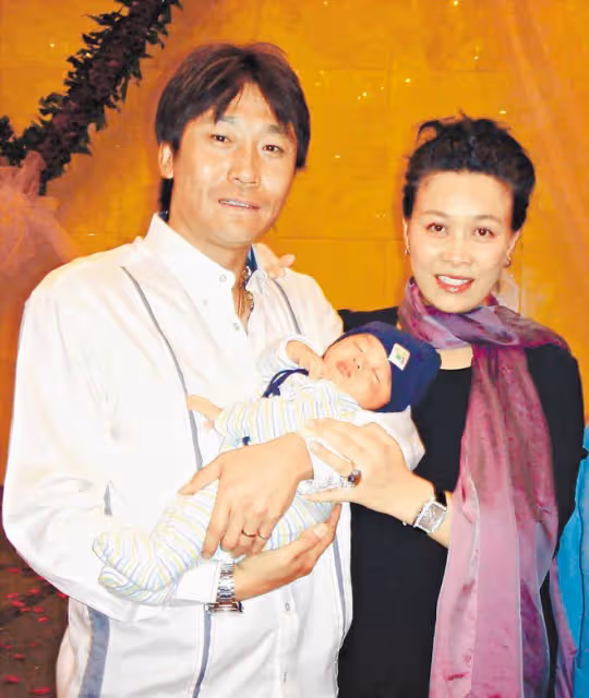 52歲高峰慶生曬全家福！緊摟老婆秀恩愛，懷抱小男孩似那英兒子