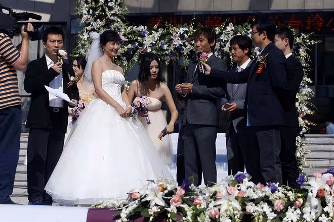 52歲高峰慶生曬全家福!緊摟老婆秀恩愛,懷抱小男孩似那英兒子