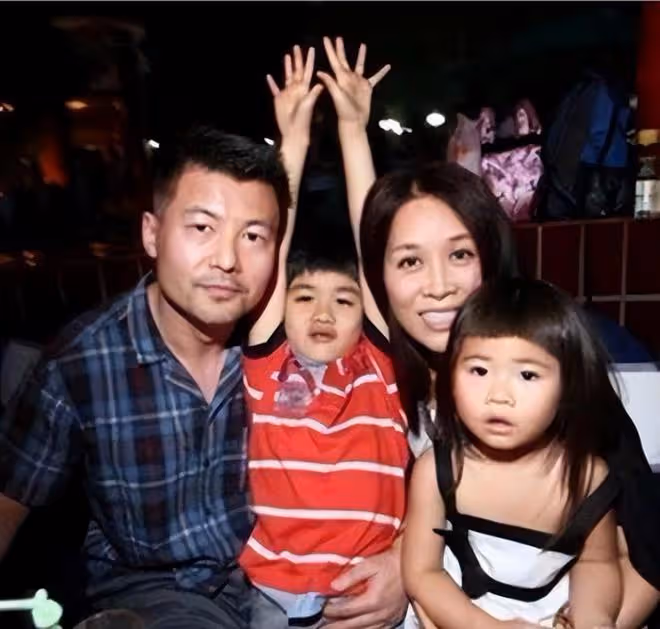 52歲高峰慶生曬全家福!緊摟老婆秀恩愛,懷抱小男孩似那英兒子
