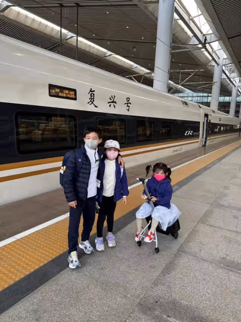 郭晶晶曬和仨孩游西安,兄妹三人很默契,倆女兒穿漢服似大家閨秀