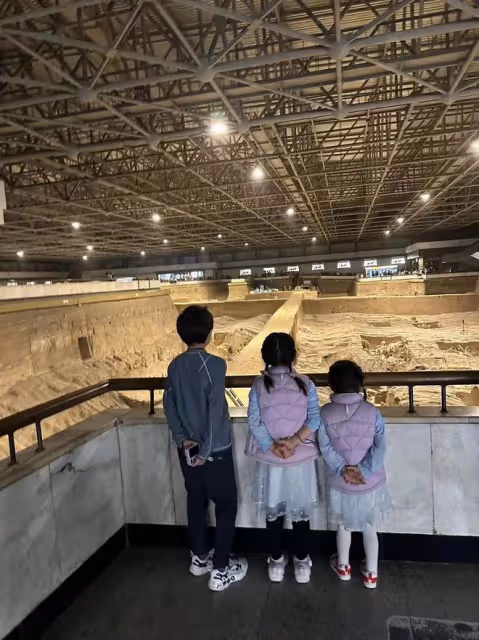 郭晶晶曬和仨孩游西安,兄妹三人很默契,倆女兒穿漢服似大家閨秀