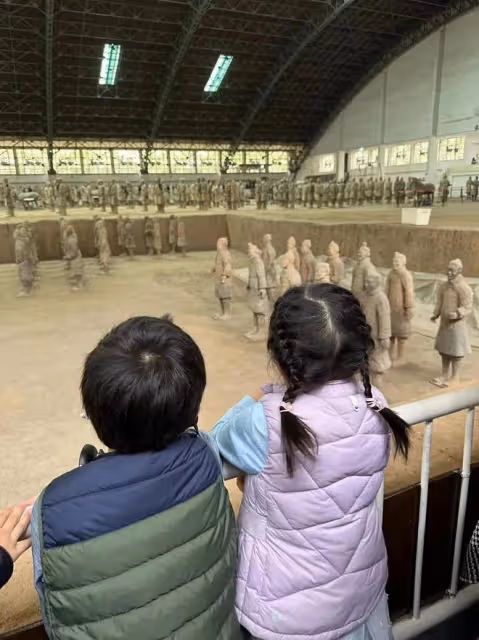 郭晶晶曬和仨孩游西安,兄妹三人很默契,倆女兒穿漢服似大家閨秀
