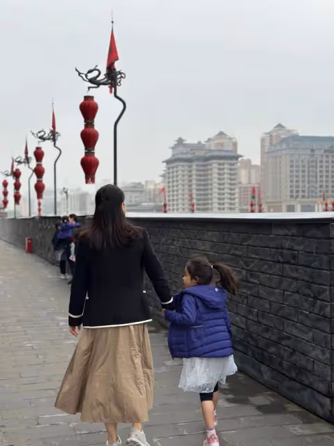 郭晶晶曬和仨孩游西安,兄妹三人很默契,倆女兒穿漢服似大家閨秀